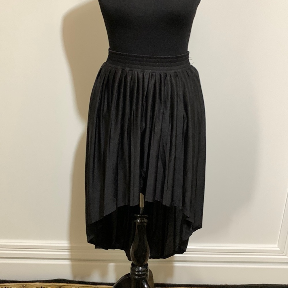 Very Cute  Vintage high/low black skirt